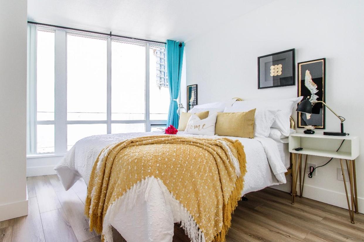 lovely 1-bedroom w/parking at Coal Harbour
