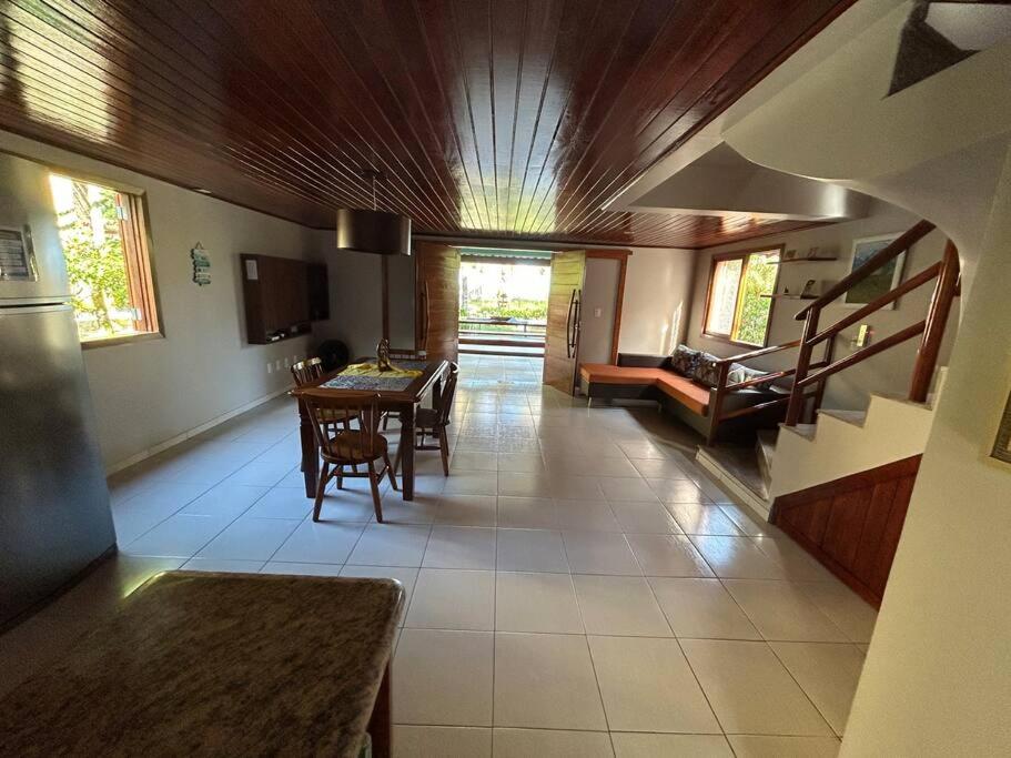 Casa de praia pé na areia: nos braços da natureza.
