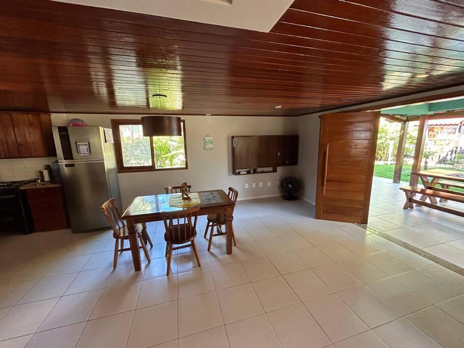 Casa de praia pé na areia: nos braços da natureza.