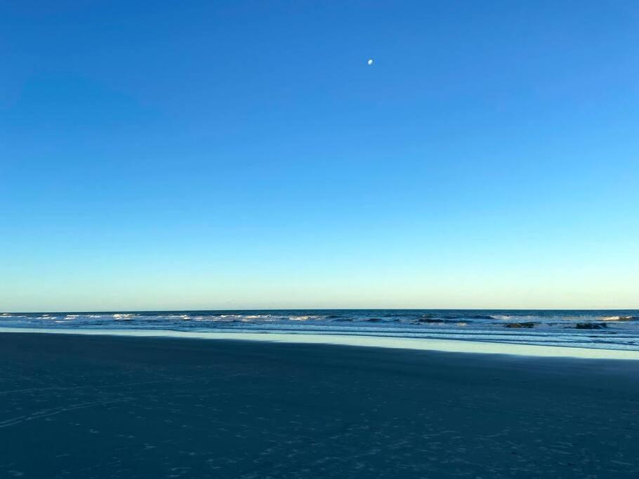 Casa de praia pé na areia: nos braços da natureza.
