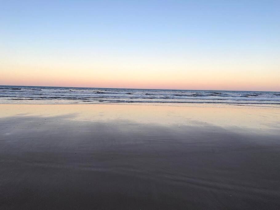 Casa de praia pé na areia: nos braços da natureza.