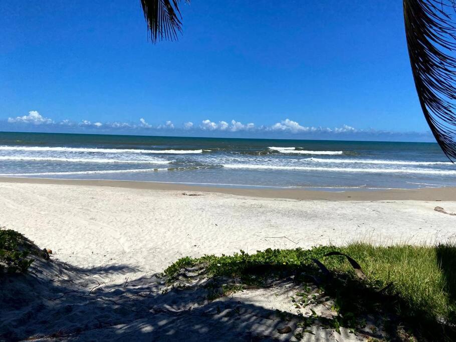 Casa de praia pé na areia: nos braços da natureza.