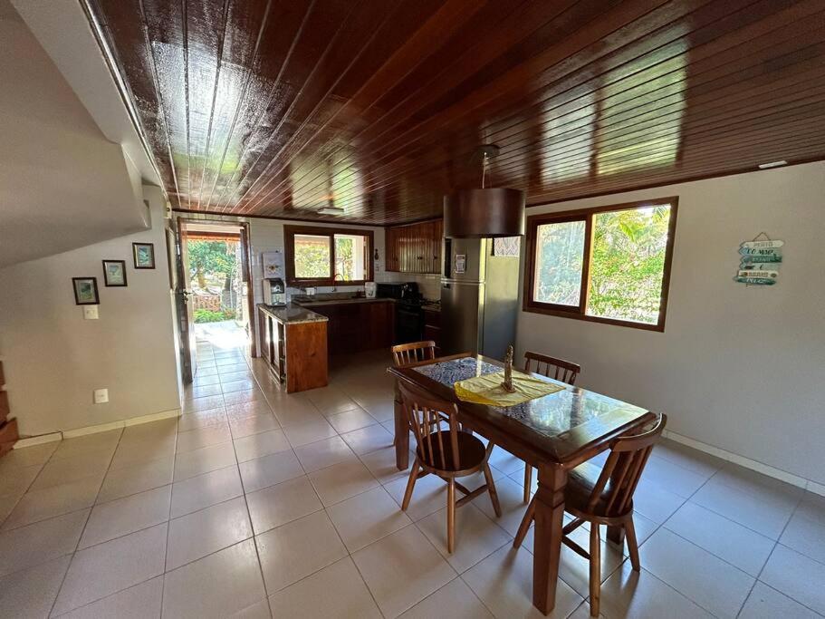 Casa de praia pé na areia: nos braços da natureza.