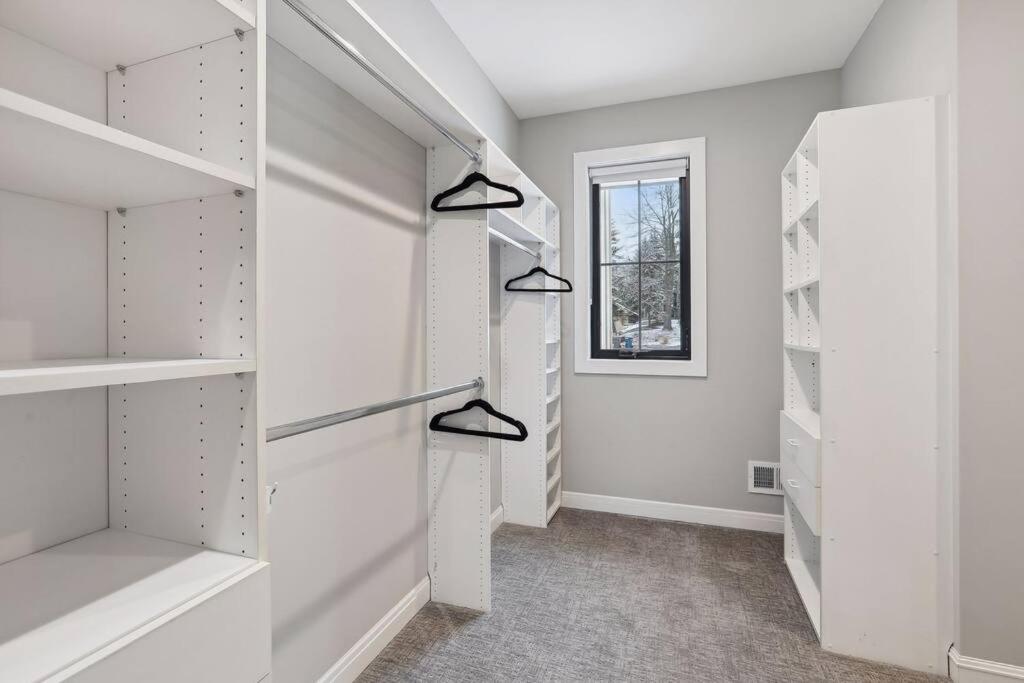 Welcome Oakland Place-Luxury/sleeps 24/+bunk room view 2