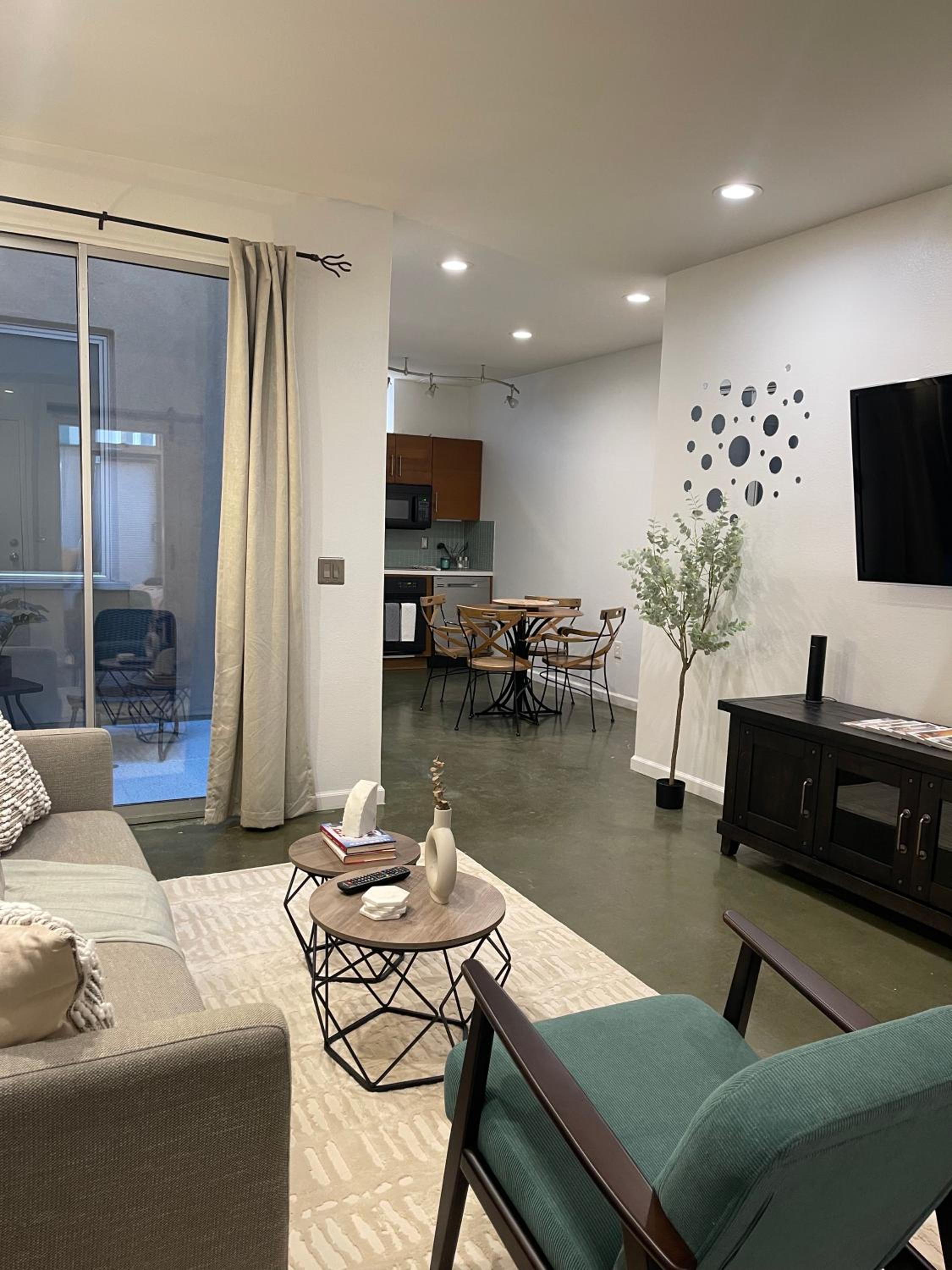 Beautiful 2-Bedroom Apartment in the Heart of Little Italy view 4