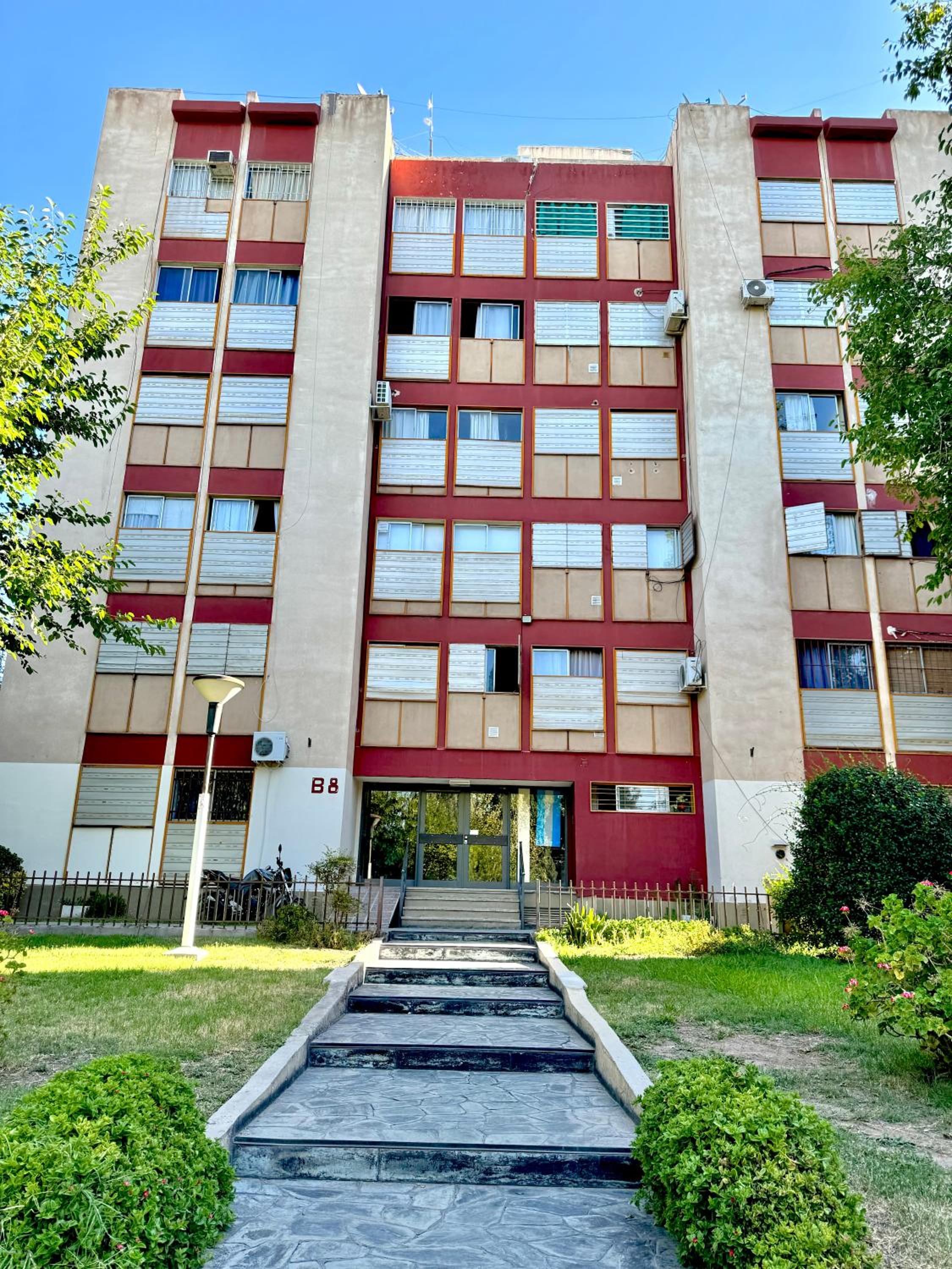 Departamento frente al Shopping ,B 8