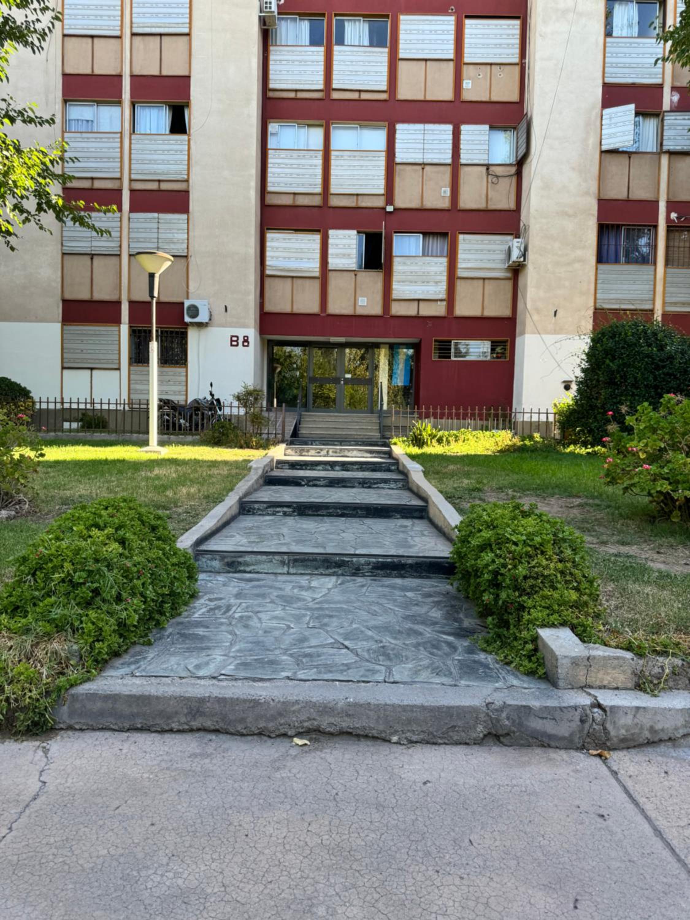 Departamento frente al Shopping ,B 8