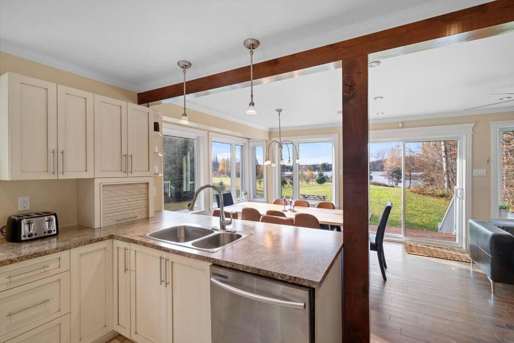*NEW* Stunning Waterfront Bright Chalet with Spa