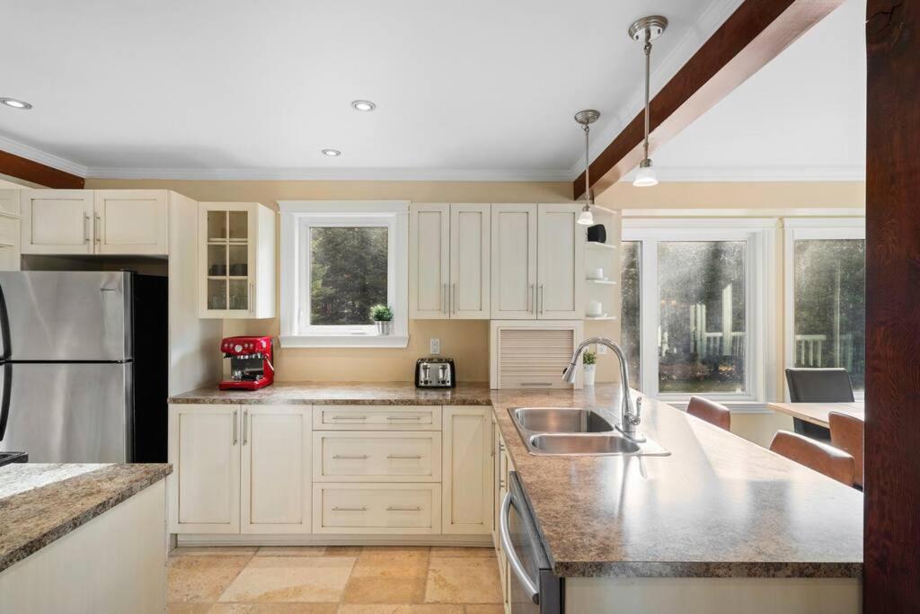 *NEW* Stunning Waterfront Bright Chalet with Spa