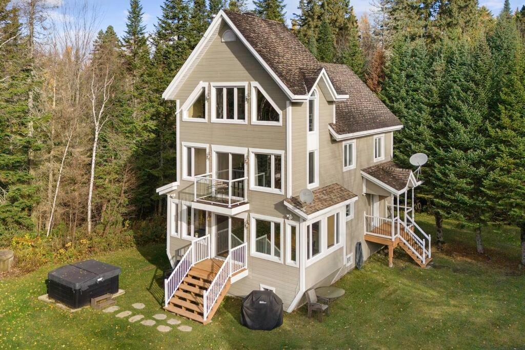 *NEW* Stunning Waterfront Bright Chalet with Spa