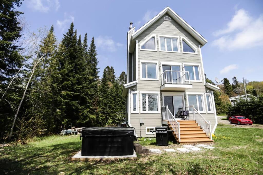*NEW* Stunning Waterfront Bright Chalet with Spa