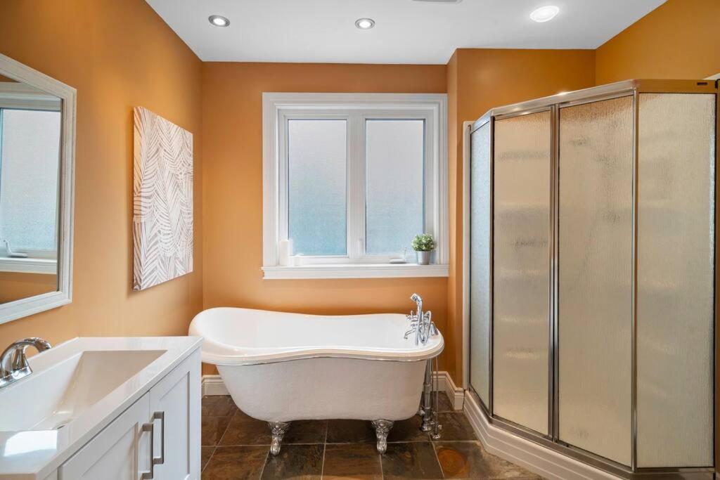 *NEW* Stunning Waterfront Bright Chalet with Spa