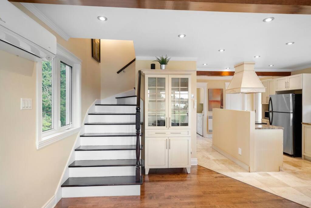 *NEW* Stunning Waterfront Bright Chalet with Spa