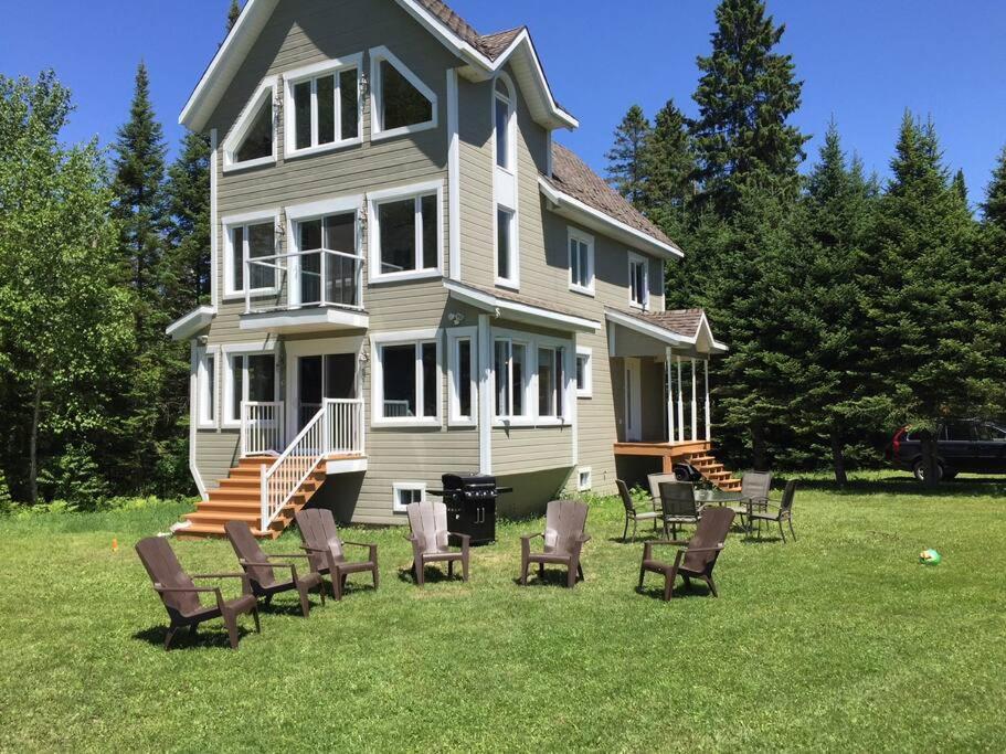 *NEW* Stunning Waterfront Bright Chalet with Spa