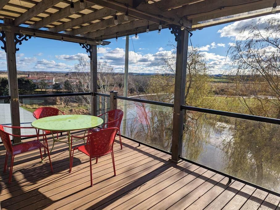 Beautiful River View Apt in Wine Country