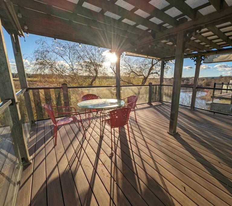 Beautiful River View Apt in Wine Country