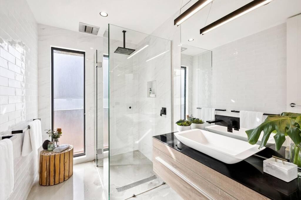 Ocean View Oasis, meters to beach & view divine!