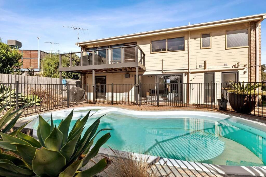 Ocean View Oasis, meters to beach & view divine!