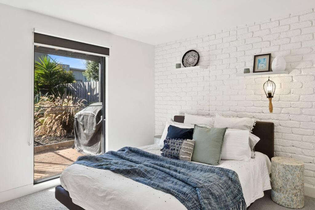 Ocean View Oasis, meters to beach & view divine!