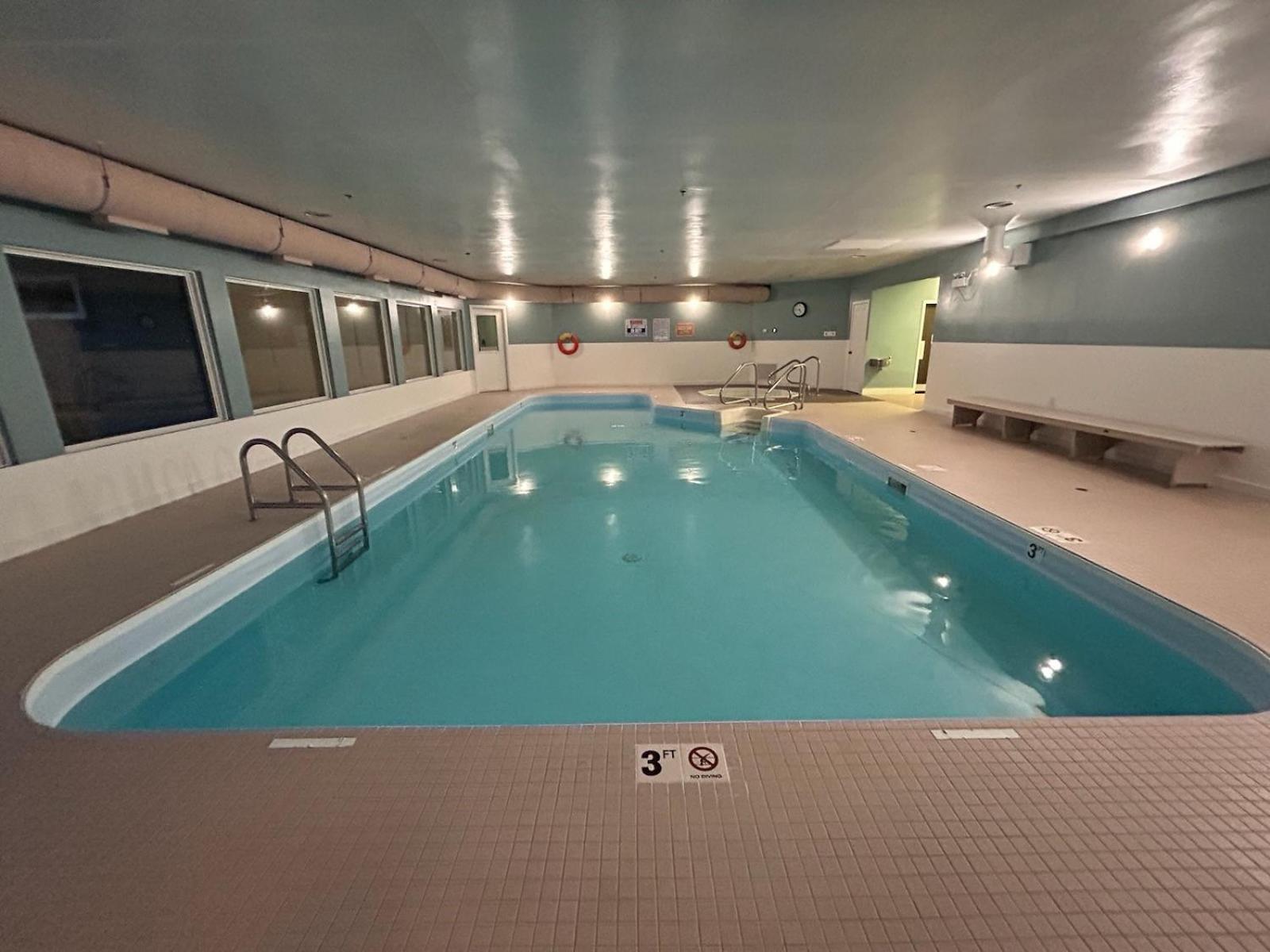 Parksville Vacations - Travelodge by Wyndham Parksville - Property Image 1