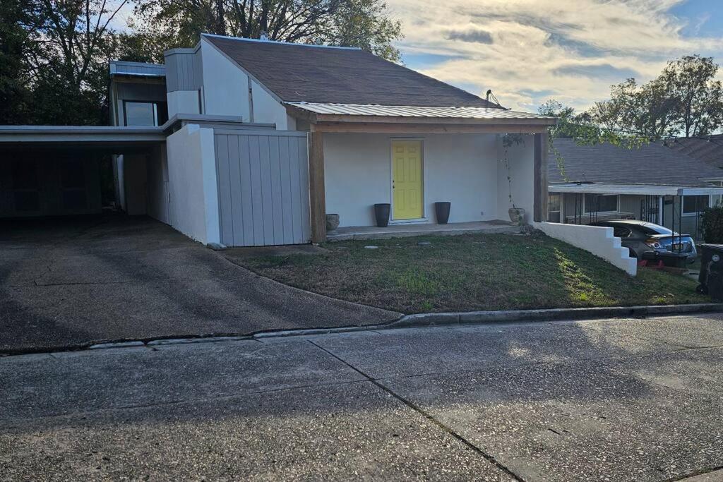 Fully Furnished Vicksburg Home Sleeps 10 view 4