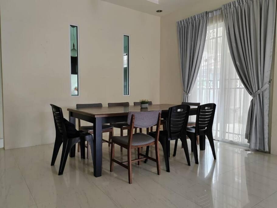 Kuching Spacious 2Storey Semi-D photo 7