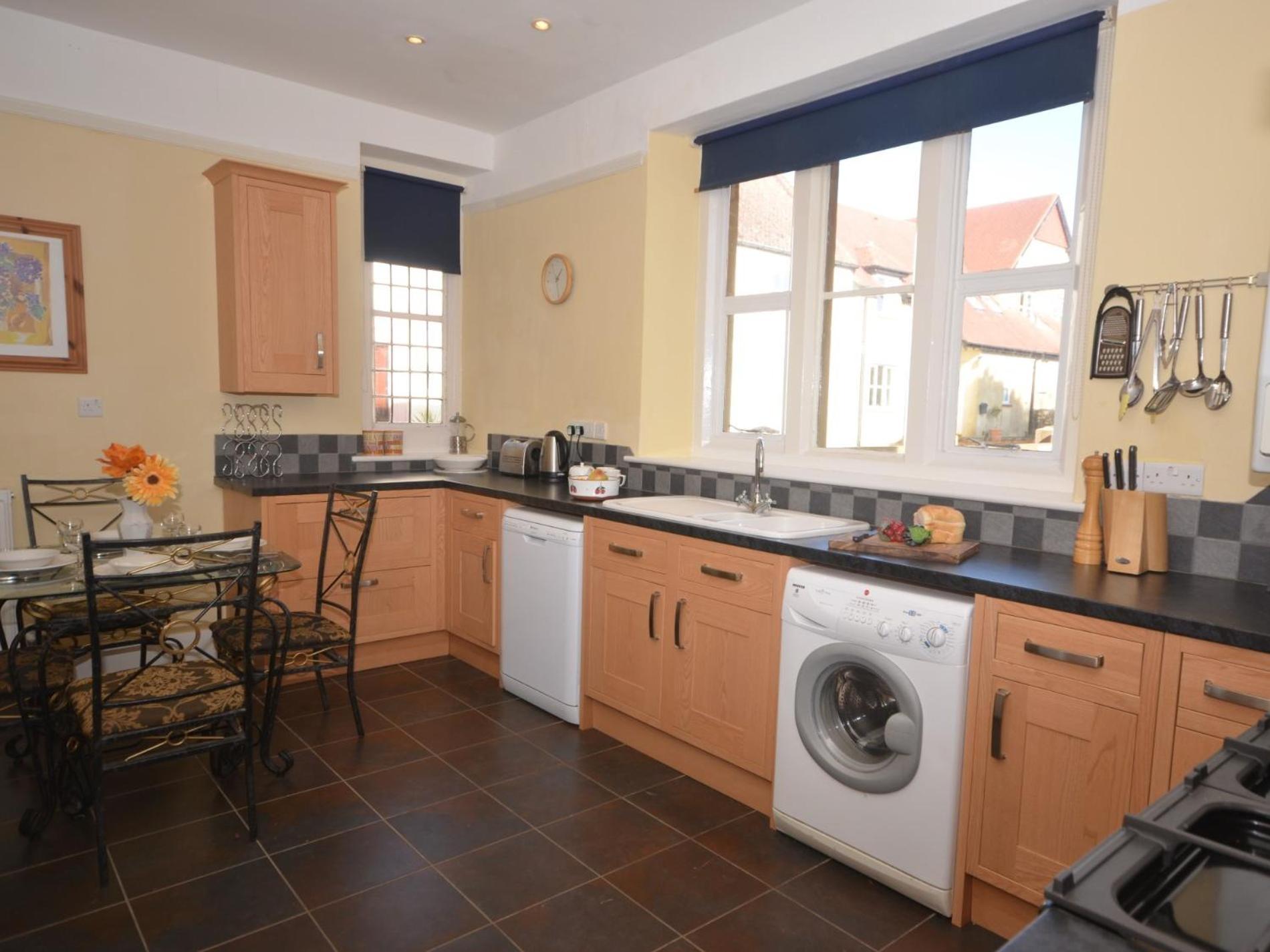 3 Bed in Lyme Regis oc-weslo view 5