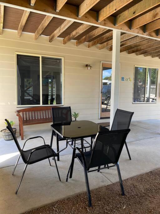Coastal Retreat, 400 Metres to beach