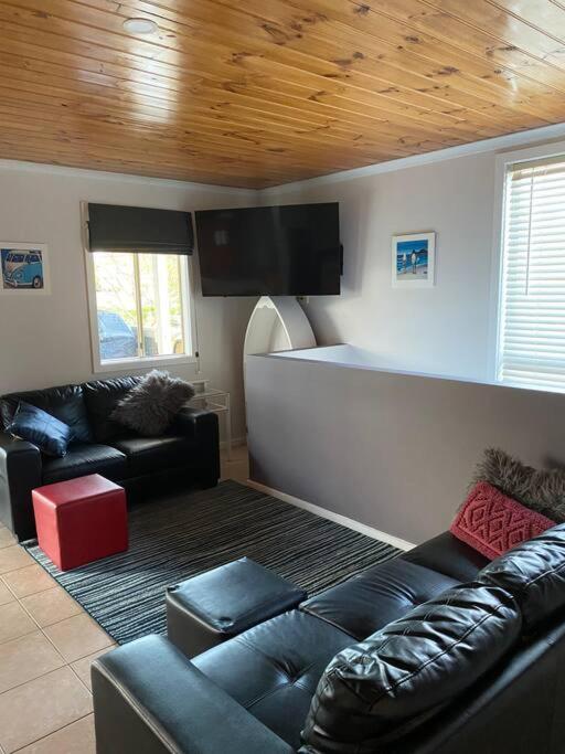 Coastal Retreat, 400 Metres to beach