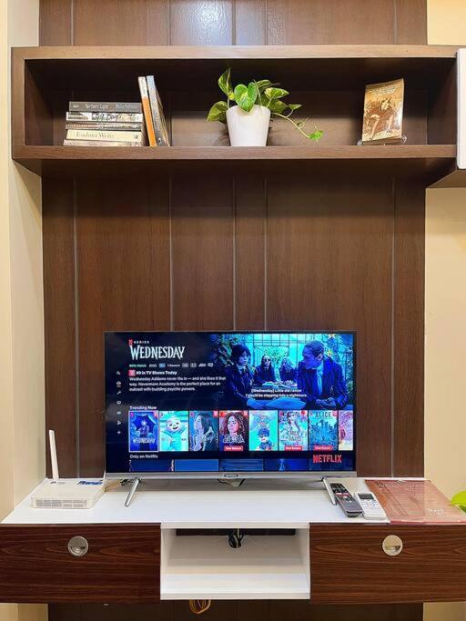 Stylish Iloilo condo w/ Netflix and pool access view 5