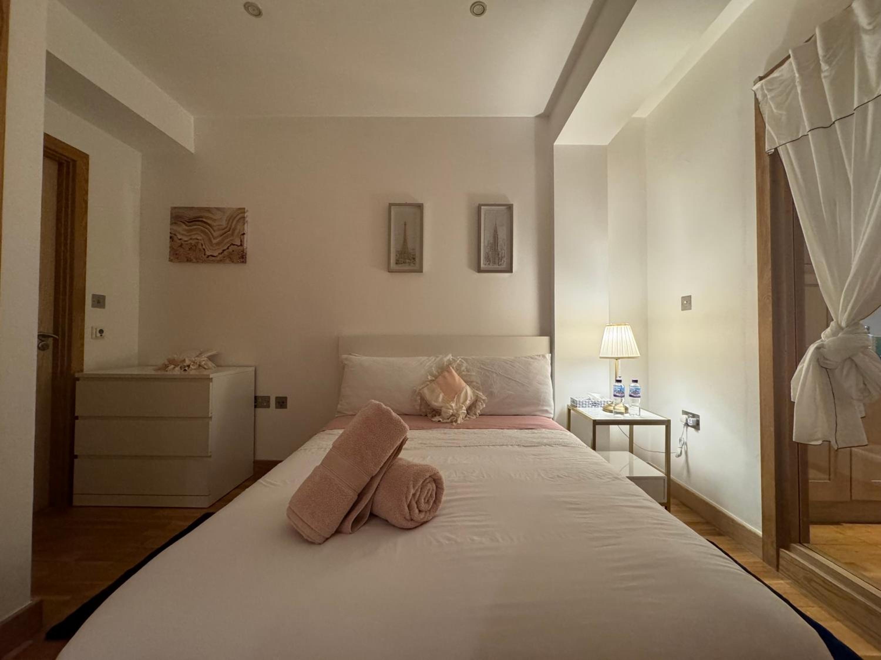 The Noko 2 Bedroom Apartment Central London by Wild London view 3
