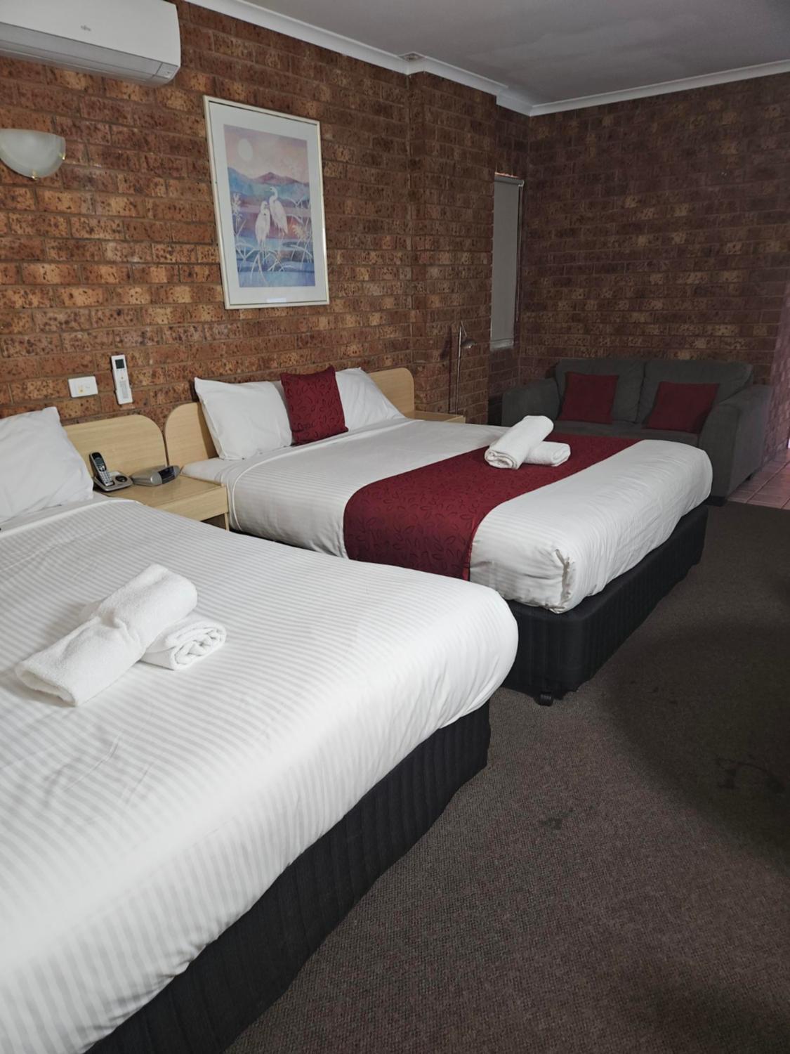 Courtyard Motor Inn