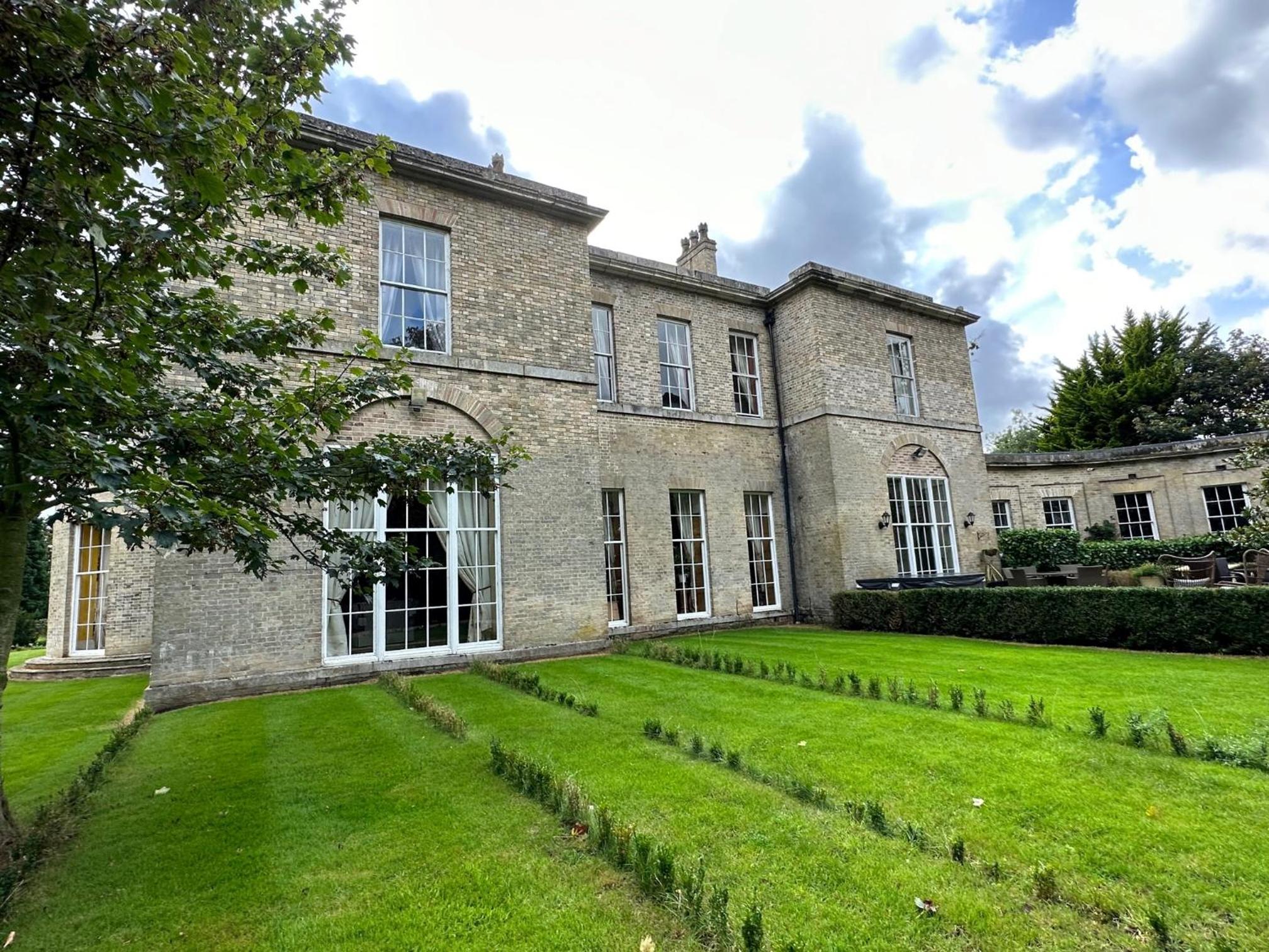 Beccles Georgian Mansion l 9 Bedrooms, Hot Tub & Parkland