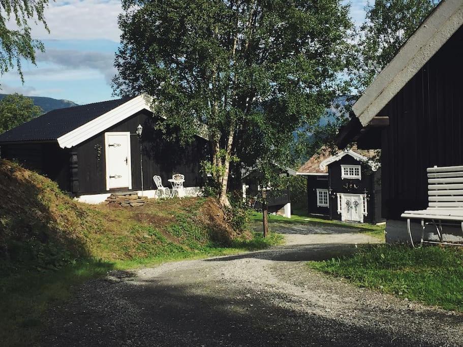 Sjarmerende tømmerhytte på gårdstun view 2