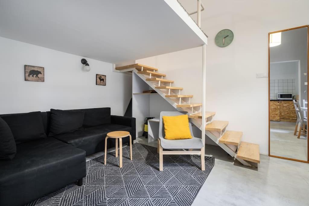 Stylish studio in the city center view 2