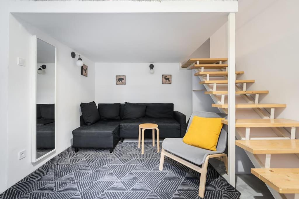 Stylish studio in the city center view 3