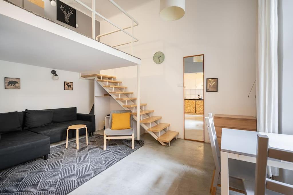 Stylish studio in the city center view 4