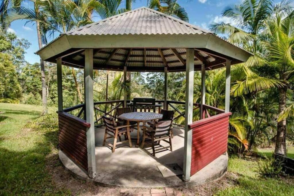 Birdsong Train Carriage Cabin with Outdoor Bath