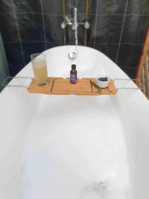 Birdsong Train Carriage Cabin with Outdoor Bath