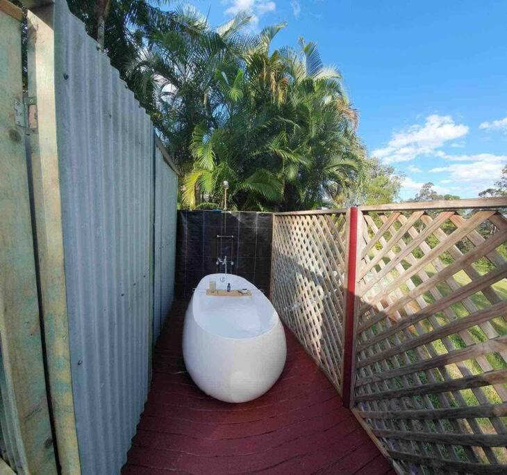 Birdsong Train Carriage Cabin with Outdoor Bath
