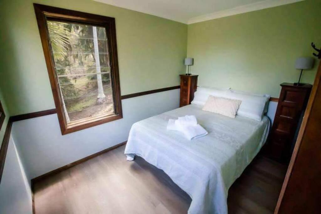 Birdsong Train Carriage Cabin with Outdoor Bath