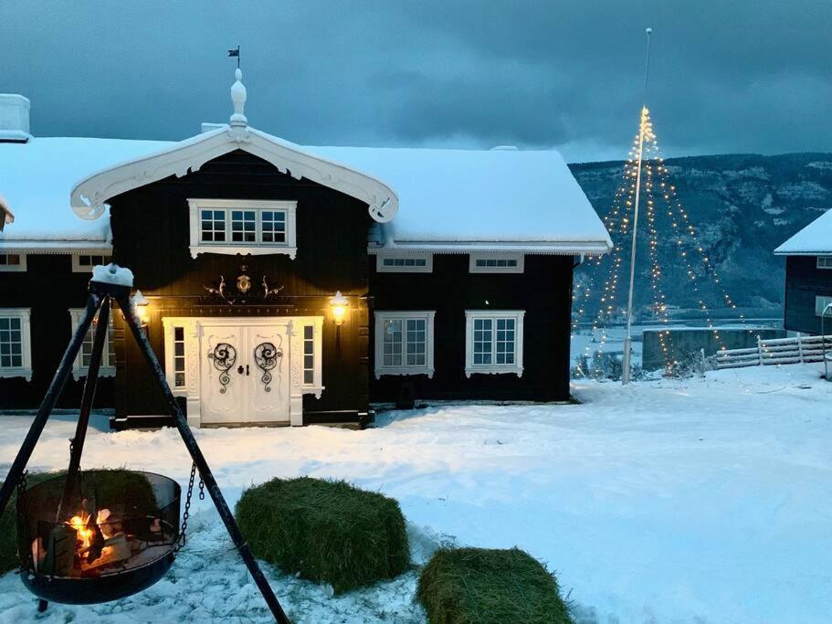 Eventyrlig Tømmerhytte på Gårdstun view 3
