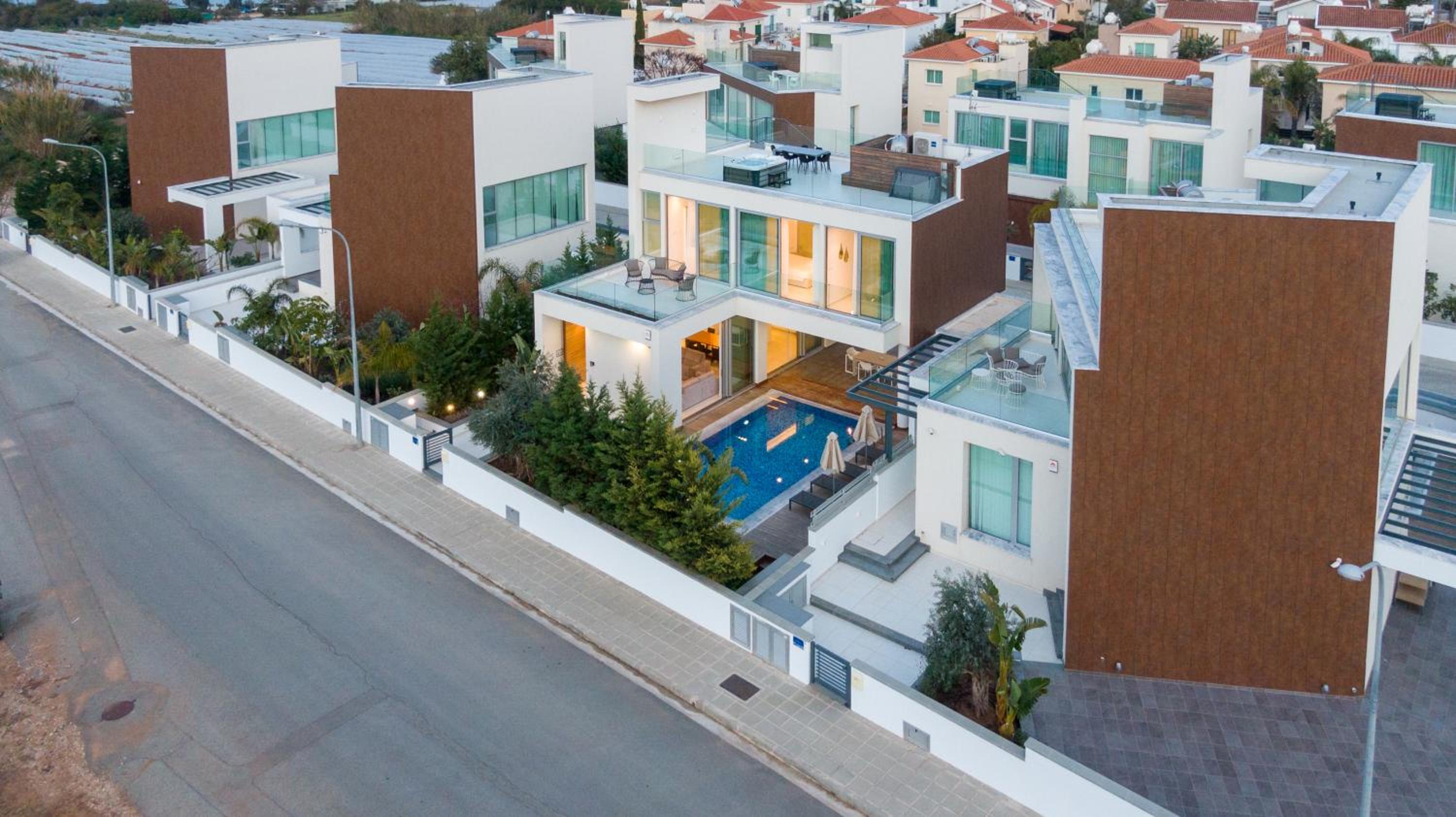 Seaview Luxury Villa Jacuzzi & Pool! 2 Min Beach