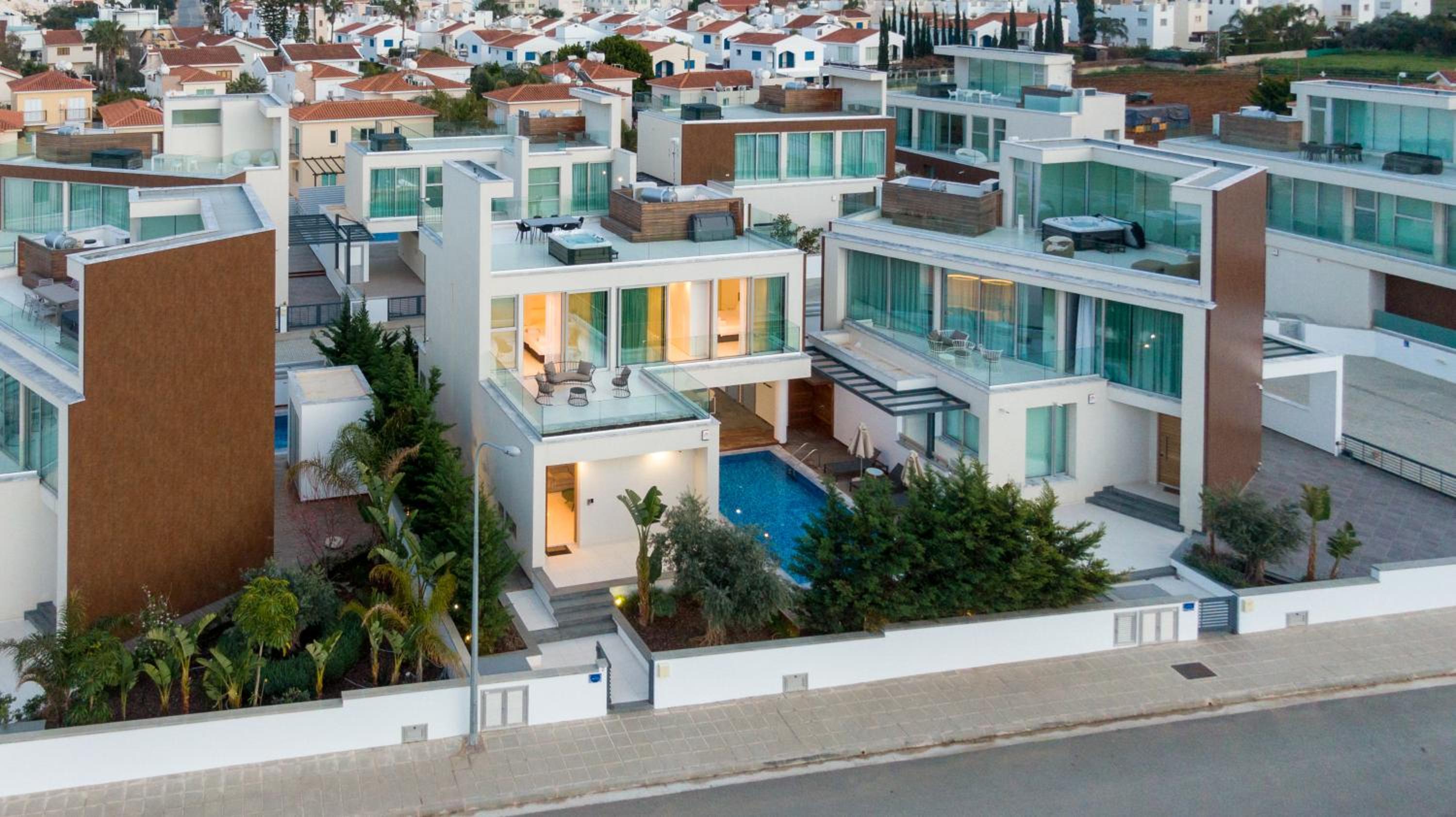 Seaview Luxury Villa Jacuzzi & Pool! 2 Min Beach