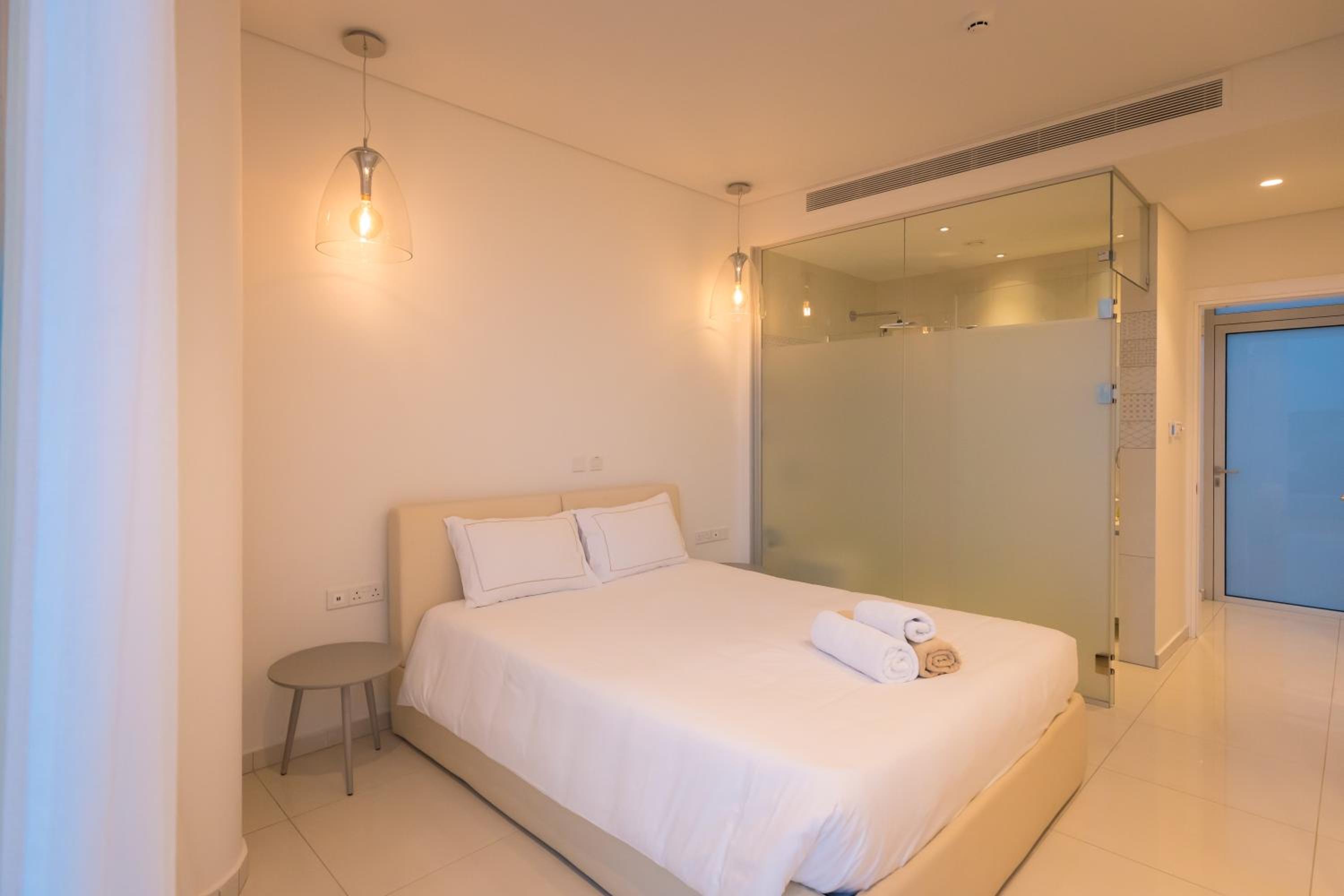 Seaview Luxury Villa Jacuzzi & Pool! 2 Min Beach