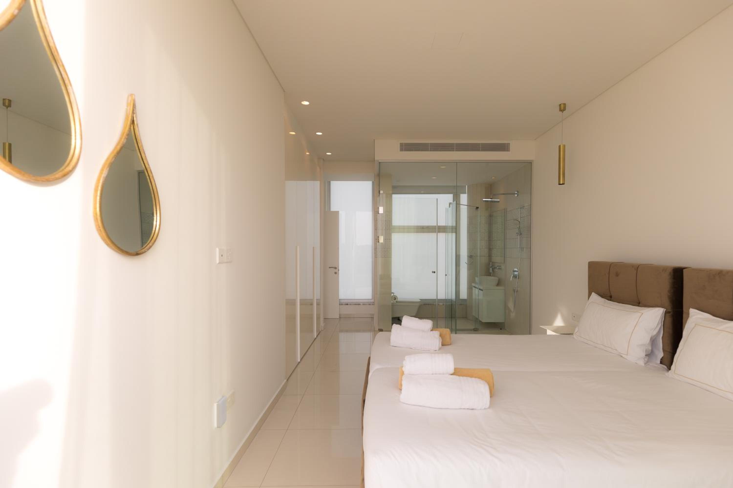 Seaview Luxury Villa Jacuzzi & Pool! 2 Min Beach