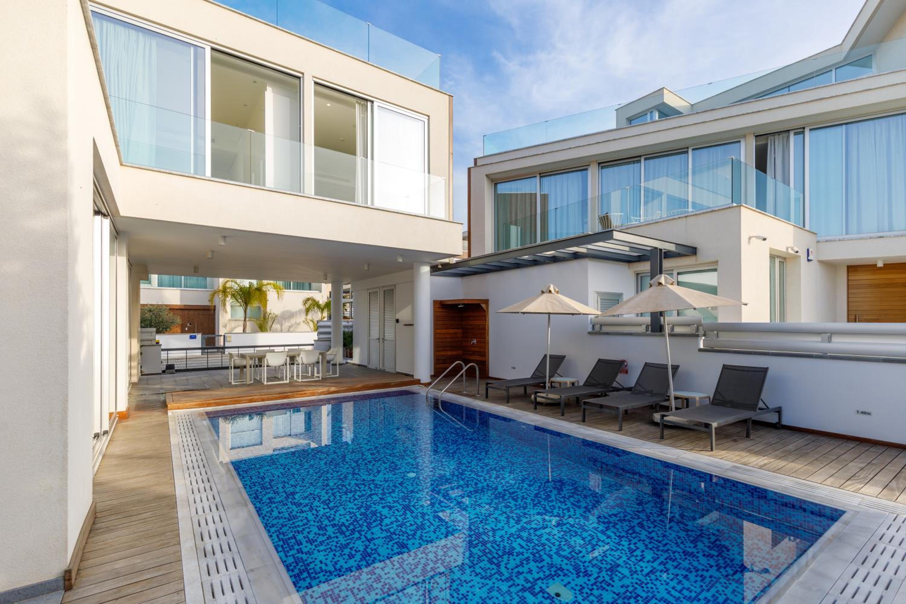 Seaview Luxury Villa Jacuzzi & Pool! 2 Min Beach