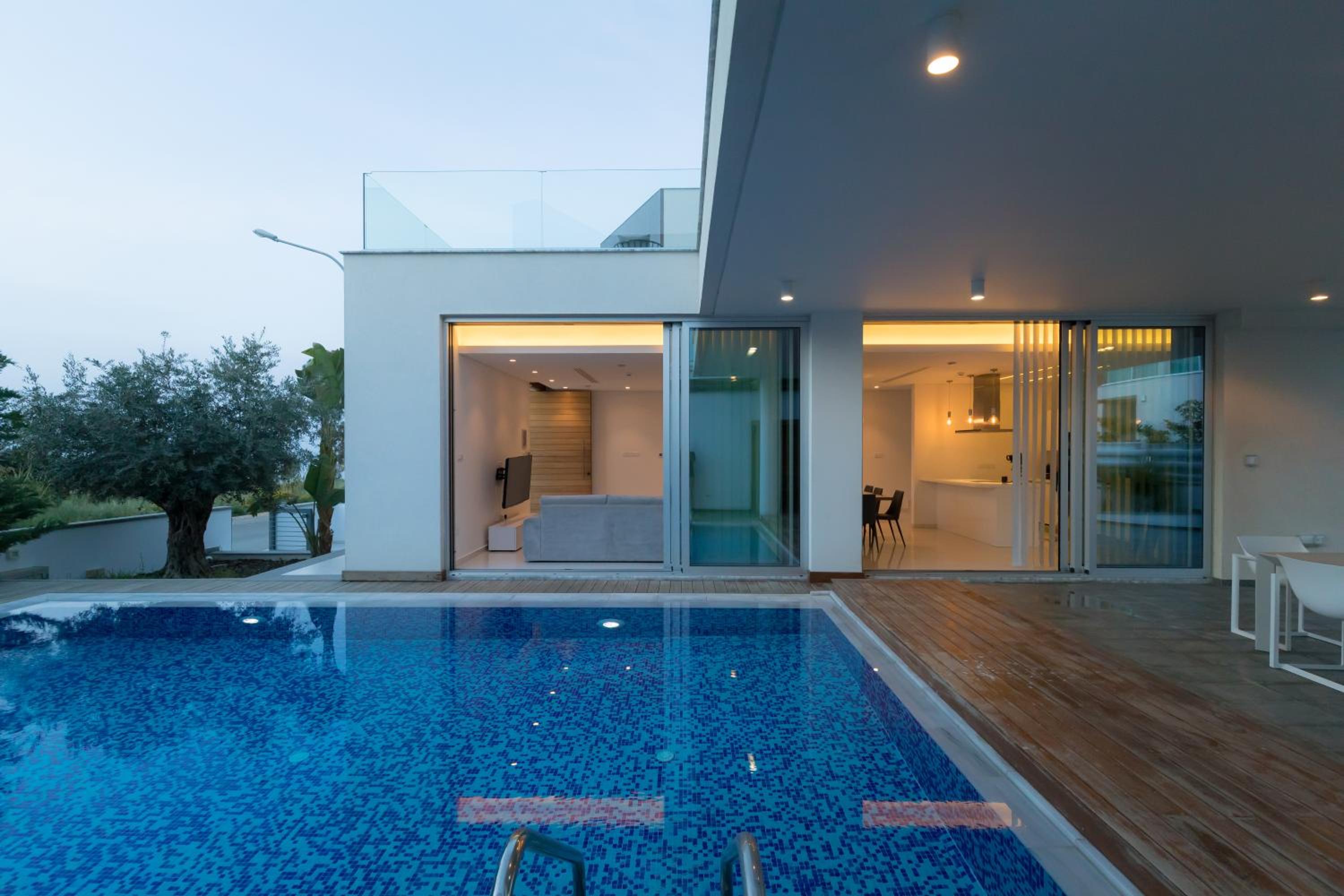 Seaview Luxury Villa Jacuzzi & Pool! 2 Min Beach