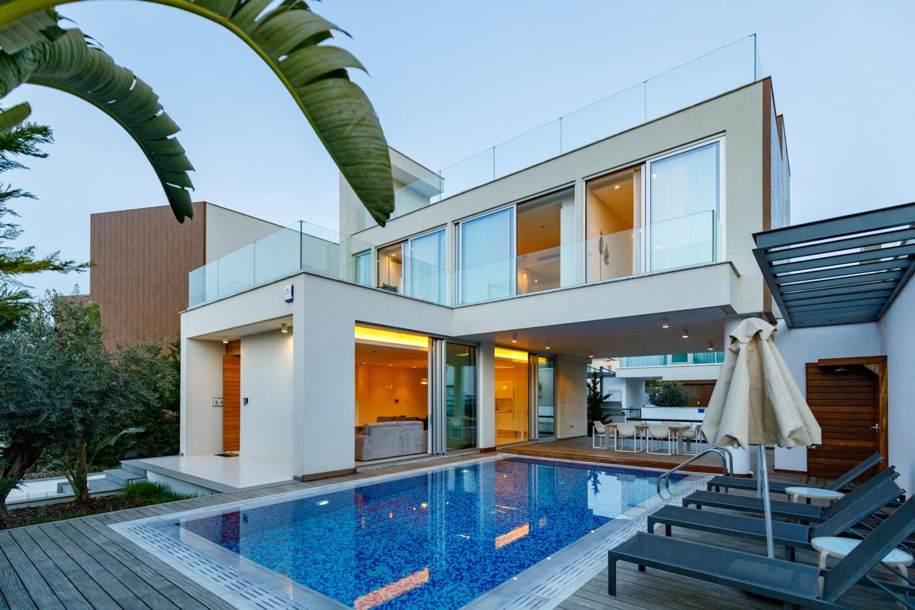 Seaview Luxury Villa Jacuzzi & Pool! 2 Min Beach