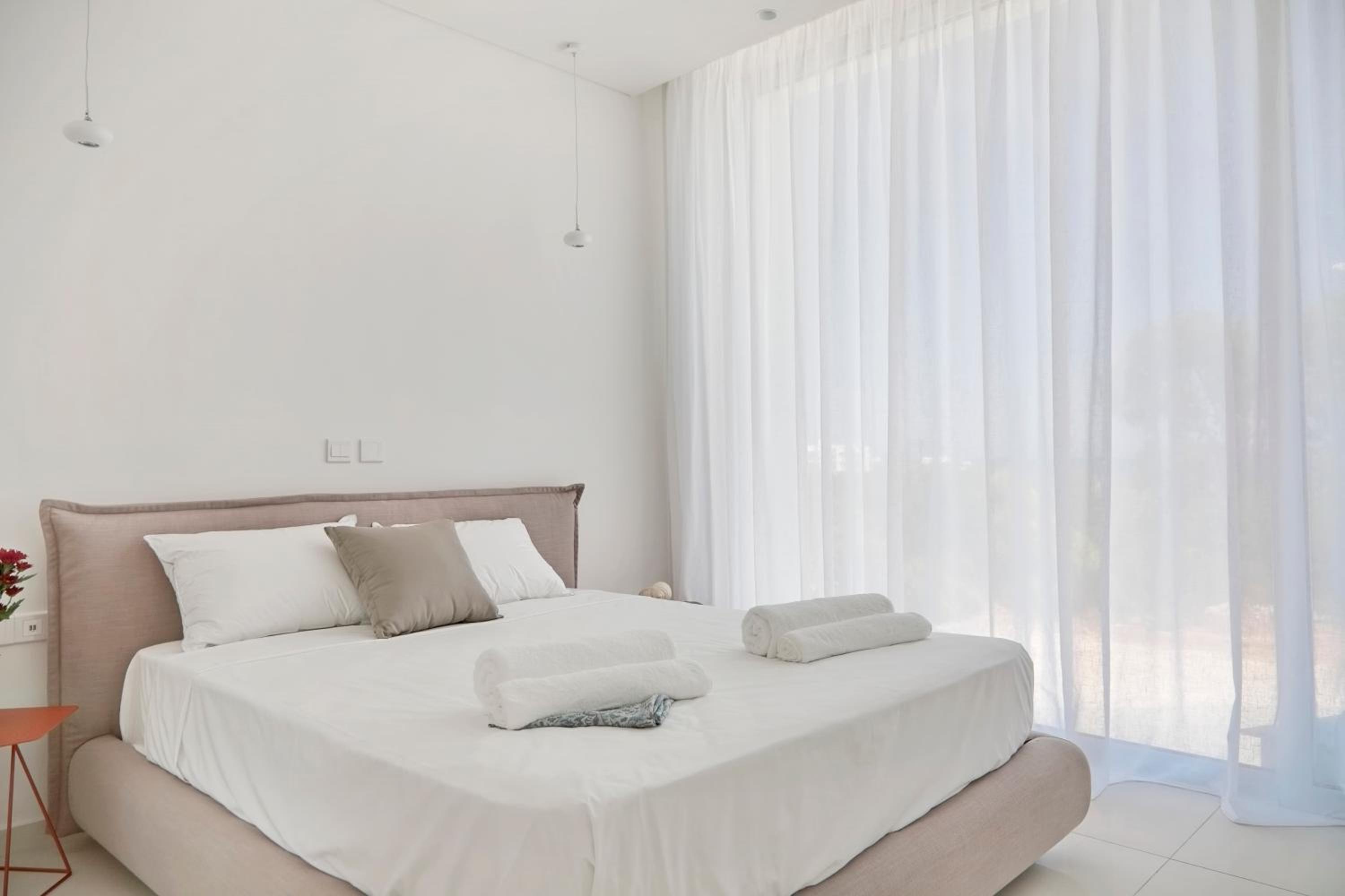Seaview Luxury Villa Jacuzzi & Pool! 2 Min Beach